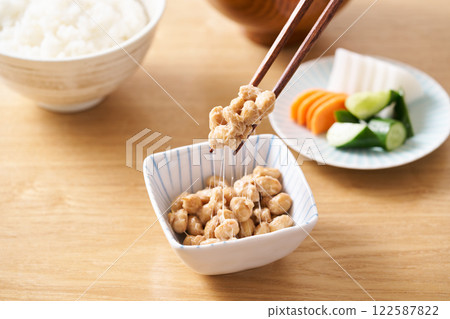 納豆放在一個小碗裡 122587822