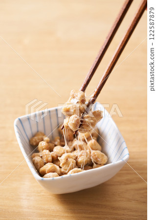 用筷子夾起納豆 122587879