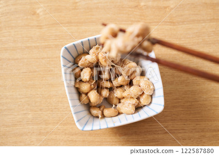 用筷子夾起納豆 122587880