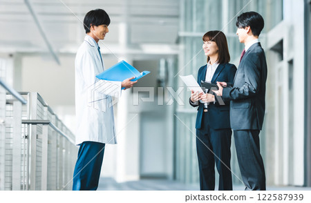 穿白大褂的商務形象 122587939