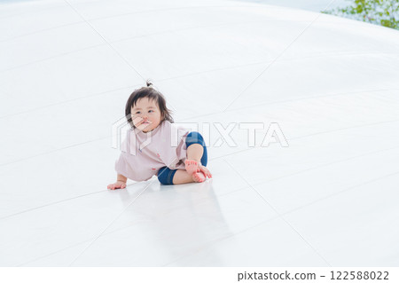 [坐在巨型遊樂設施上的嬰兒] 122588022