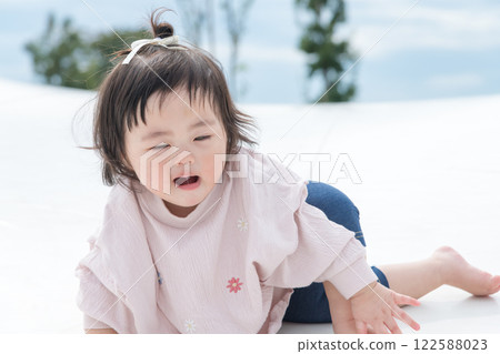 【嬰兒在巨型遊樂設施上爬行】 122588023