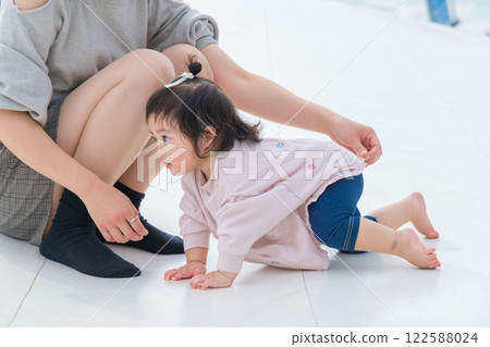 [Mother and infant crawling on giant playground equipment] 122588024