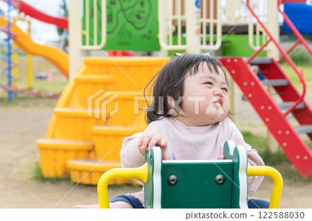 [Infants playing with playground equipment for the first time] 122588030