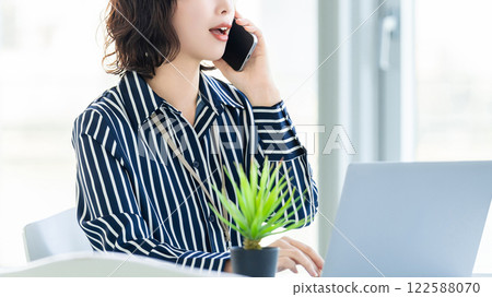 Smiling woman/businesswoman talking on smartphone Smiling woman/businesswoman talking on smartphone 122588070