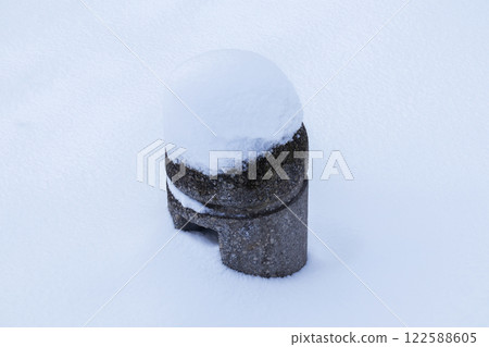 Snow-covered car stop 122588605