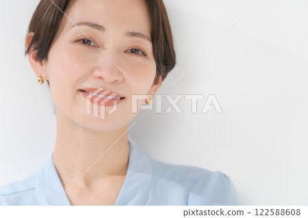 Portrait of a woman in her 30s with short hair 122588608