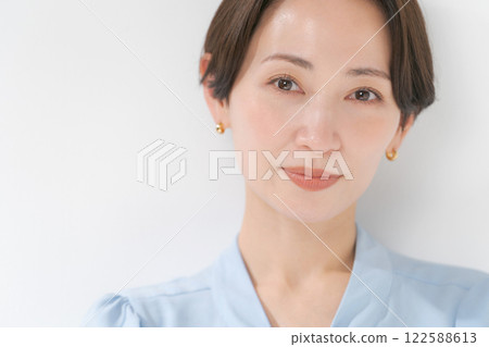 Portrait of a woman in her 30s with short hair Portrait of a woman in her 30s with short hair 122588613