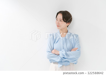 Portrait of a woman in her 30s with her arms crossed 122588642