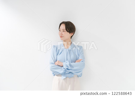 Portrait of a woman in her 30s with her arms crossed 122588643