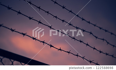 落日的天空和鐵絲網 122588698