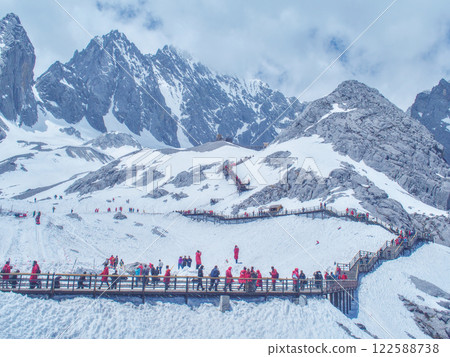 Travelers on the plank road of Yulong Snow Mountain in Lijiang, Yunnan 122588738