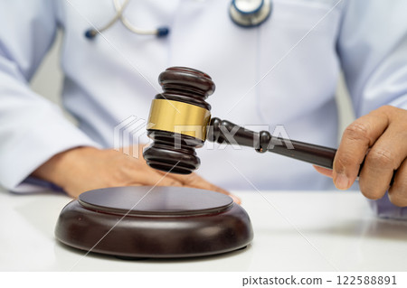 Doctor holding judge gavel, forensic medicine, medical law and crime justice. 122588891