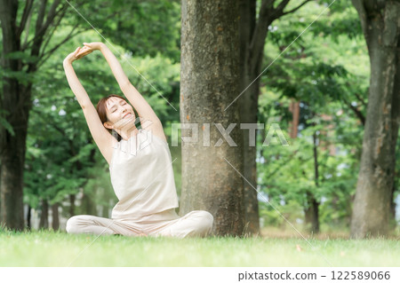 年輕的亞洲女性在公園做瑜珈、瑜珈、皮拉提斯、在森林/公園伸展運動 年輕的亞洲女性在公園做瑜珈、瑜珈、皮拉提斯、在森林/公園伸展運動 122589066