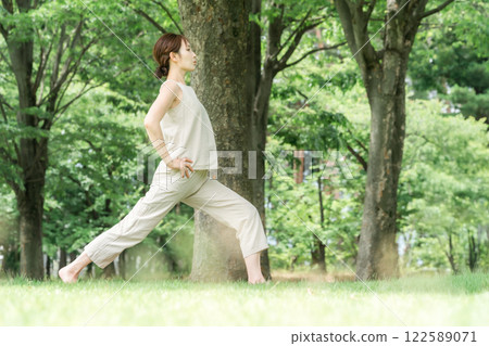 年輕的亞洲女性在公園做瑜珈、瑜珈、皮拉提斯、在森林/公園伸展運動 年輕的亞洲女性在公園做瑜珈、瑜珈、皮拉提斯、在森林/公園伸展運動 122589071
