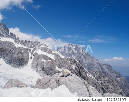 The top of Yulong Snow Mountain under the blue sky The top of Yulong Snow Mountain under the blue sky 122589195
