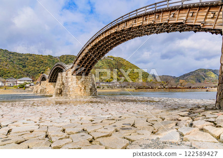 The clear Nishiki River and Kintai Bridge 122589427