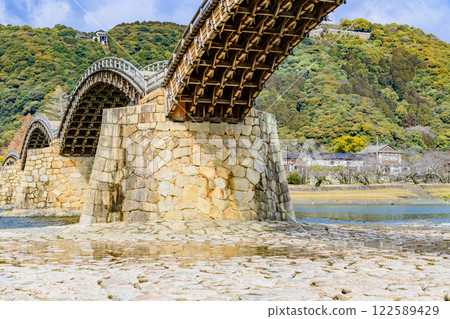 The clear Nishiki River and Kintai Bridge 122589429