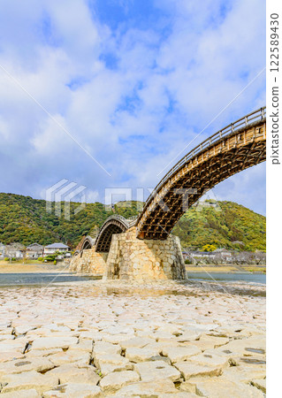 The clear Nishiki River and Kintai Bridge 122589430