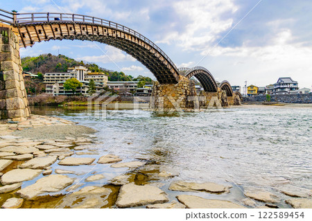 The clear Nishiki River and Kintai Bridge 122589454