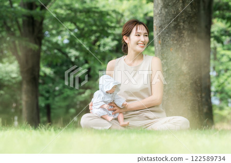 Baby yoga, mother doing parent-child yoga, young asian woman (yoga wear, park) 122589734