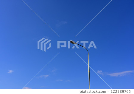 藍天襯托下的路燈（道路照明） 122589765