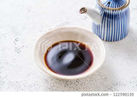 醬油在一個小盤子裡 122590130