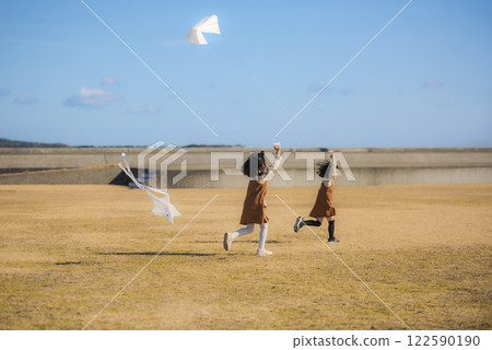 姊妹倆在廣場上享受放風箏的樂趣 姊妹倆在廣場上享受放風箏的樂趣 122590190