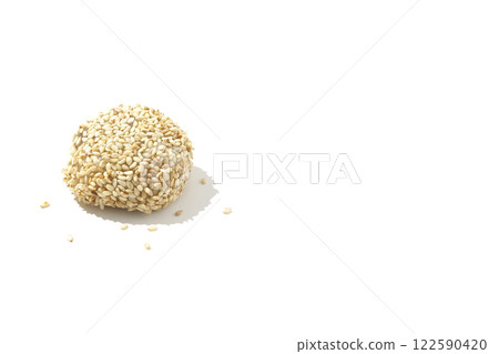 白色背景下拍攝的白色芝麻球 白色背景下拍攝的白色芝麻球 122590420