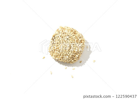 白色背景下拍攝的白色芝麻球 122590437