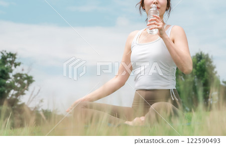 女性運動時喝水(防中暑、補水、礦泉水) 女性運動時喝水(防中暑、補水、礦泉水) 122590493