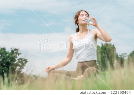 女性運動時喝水(防中暑、補水、礦泉水) 女性運動時喝水(防中暑、補水、礦泉水) 122590494
