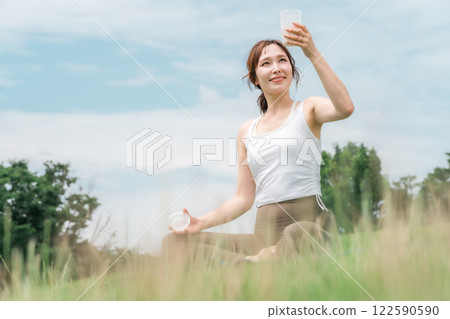 Women who drink protein drinks, BCAAs, and EAAs during exercise (diet, nutritional supplementation, bodybuilding) Women who drink protein drinks, BCAAs, and EAAs during exercise (diet, nutritional supplementation, bodybuilding) 122590590