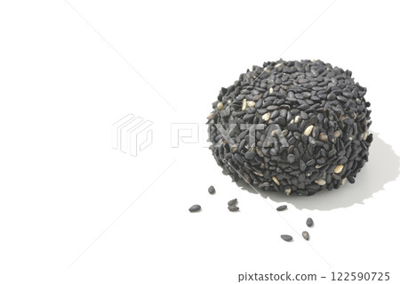 白色背景下拍攝的黑芝麻球 白色背景下拍攝的黑芝麻球 122590725