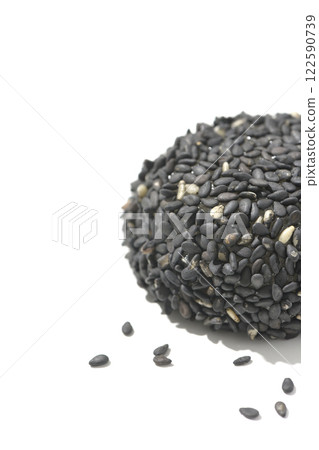 白色背景下拍攝的黑芝麻球 122590739