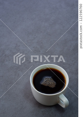 一個人在放鬆並享用剛煮好的咖啡的圖片 122590760