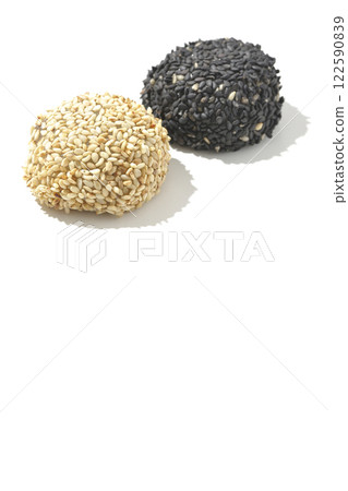 白色背景下拍攝的白色和黑色芝麻球 白色背景下拍攝的白色和黑色芝麻球 122590839