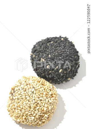 白色背景下拍攝的白色和黑色芝麻球 122590847