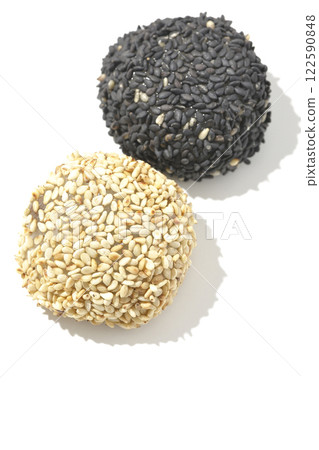 白色背景下拍攝的白色和黑色芝麻球 122590848
