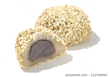 白色背景下拍攝的白色芝麻球 白色背景下拍攝的白色芝麻球 122590895