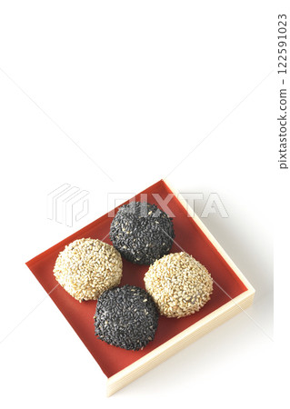 白色背景下拍攝的白色和黑色芝麻球 白色背景下拍攝的白色和黑色芝麻球 122591023