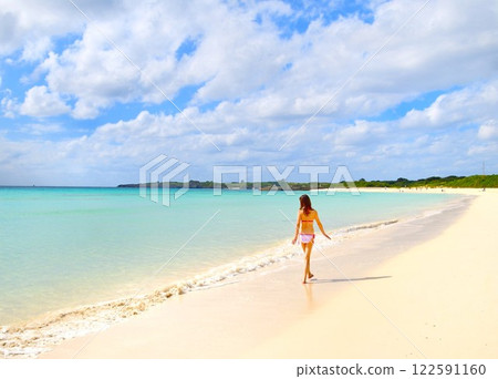 Women playing at the beach 122591160