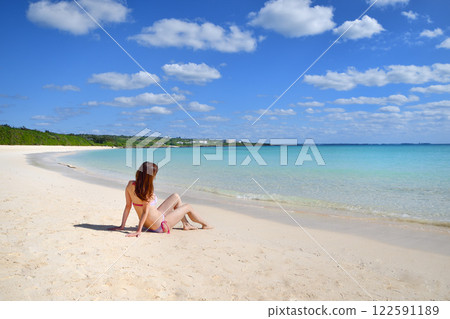 Women playing at the beach 122591189