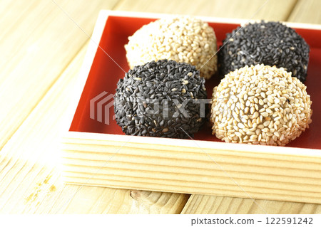 Black and white sesame balls 122591242