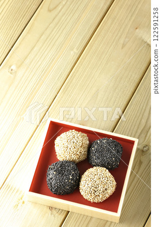 白芝麻球和黑芝麻球 白芝麻球和黑芝麻球 122591258