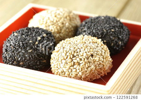 Black and white sesame balls 122591268