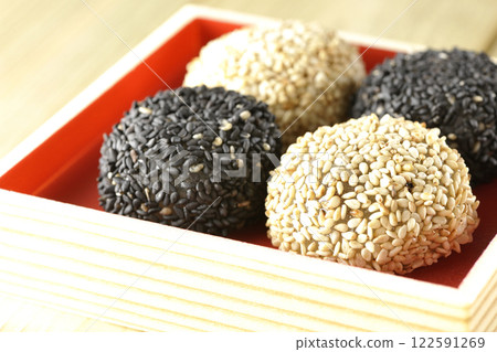 白芝麻球和黑芝麻球 122591269