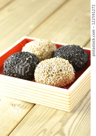 Black and white sesame balls 122591272