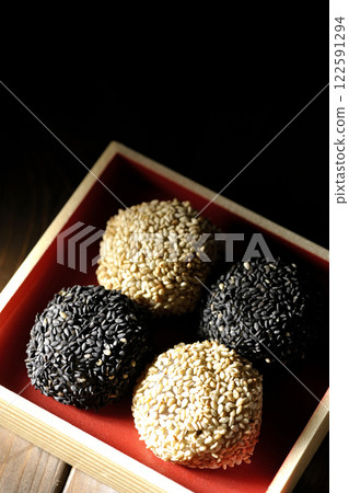 白芝麻球和黑芝麻球 白芝麻球和黑芝麻球 122591294