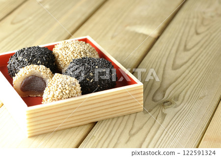 白芝麻球和黑芝麻球 白芝麻球和黑芝麻球 122591324